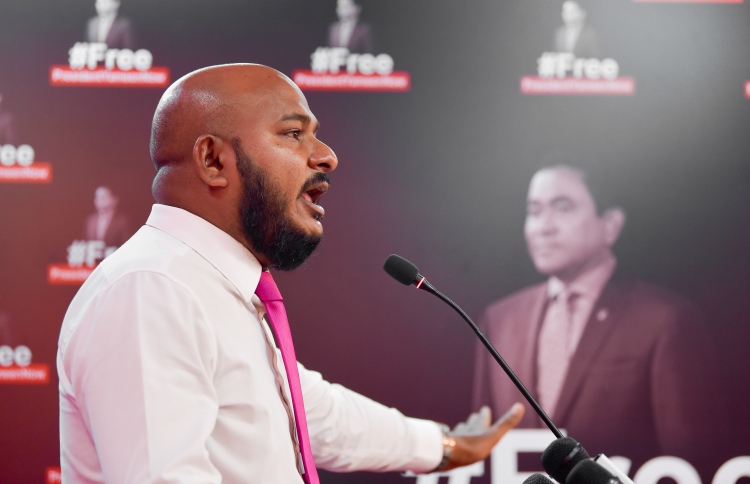 ތާއީދު ނެތްކަން ނަޝީދު ހާމަކުރަންވީ މީޑިއާ ކުރިމަތީގައި