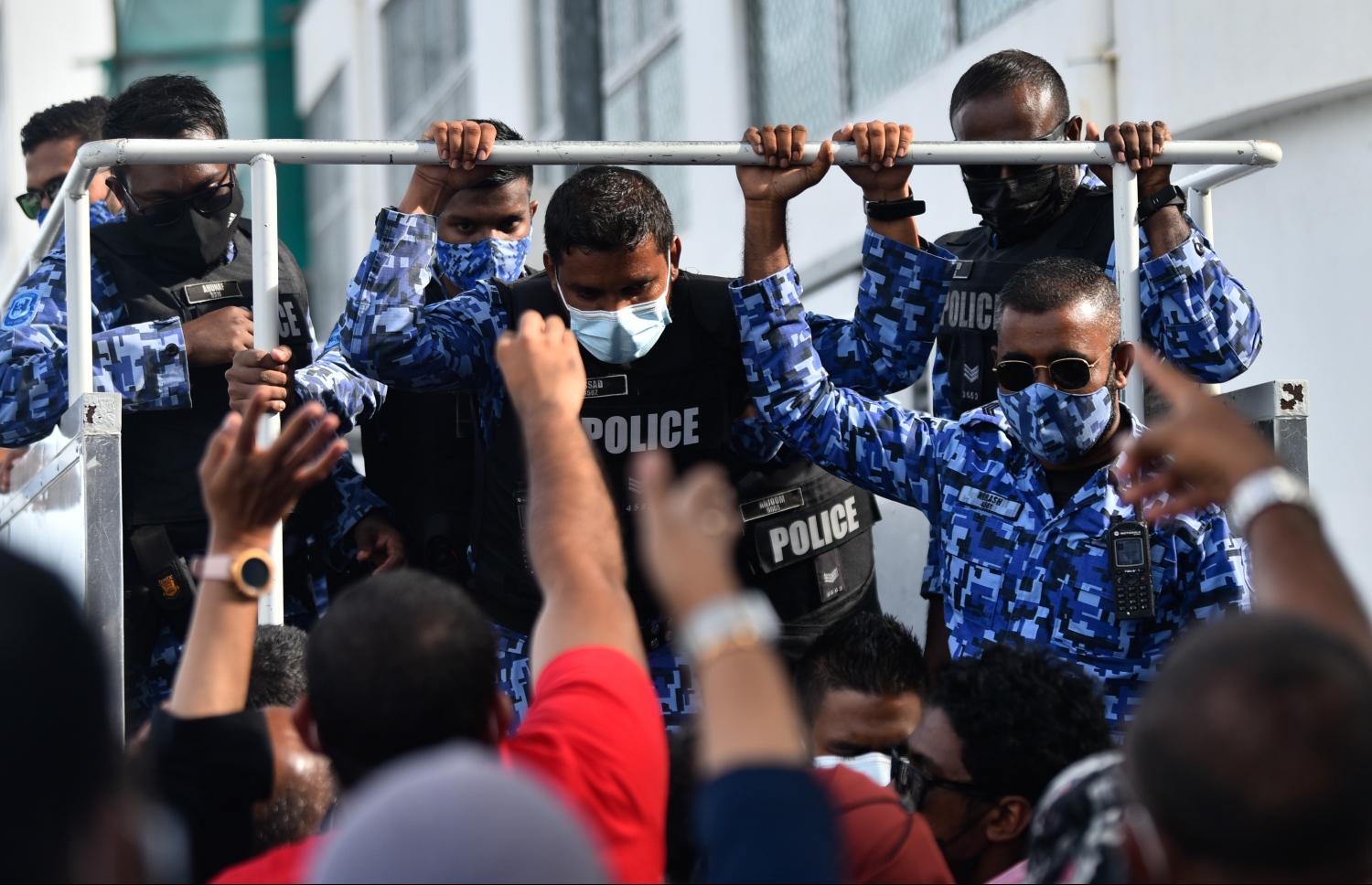 ފުލުހުންގެ އޮޕަރޭޝަނެއްގައި: އެޗްއާރުސީއެމުން ތަހުގީގު ގެންދިޔަ ގޮތުން ފުލުހުންގެ ކަންބޮޑުވުންތަކެއް އެބަހުރި. --ފޮޓޯ ނިޝާން އަލީ / މިހާރު