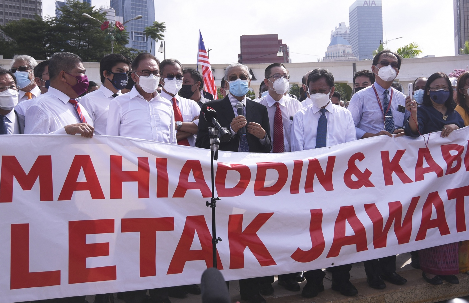 މަހާތިރާއި އަންވަރު ނޫސްވެރިންނާ މިއަދު ވާހަކަ ދައްކަވަނީ. --ފޮޓޯ:އޭއެފްޕީ