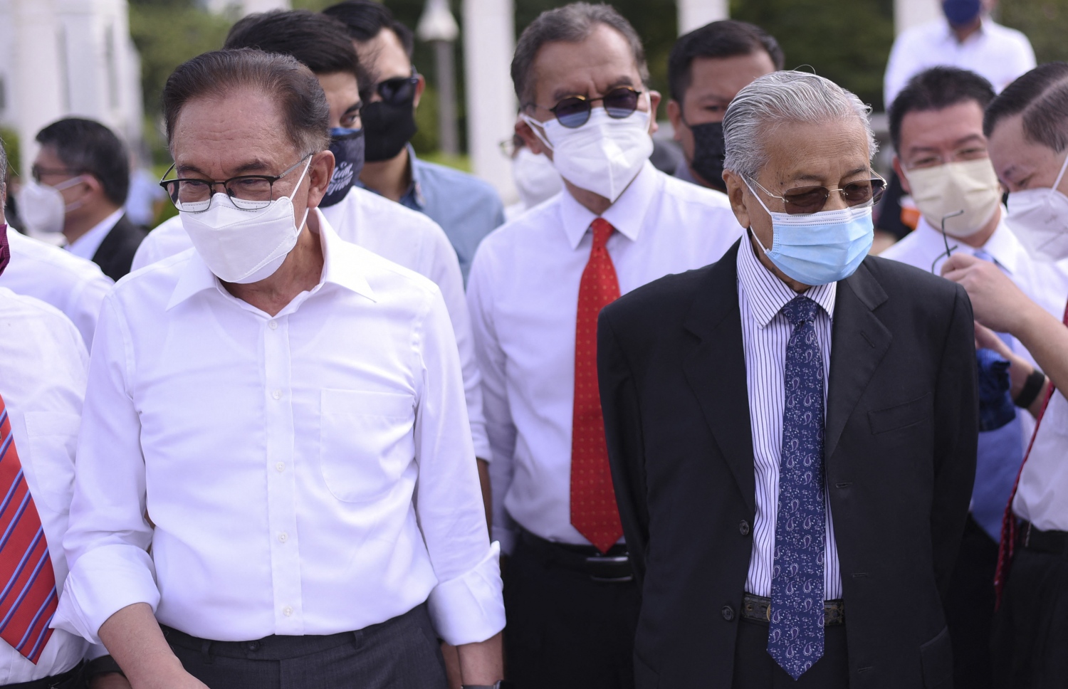 މަހާތިރާއި އަންވަރު (ވ) އިދިކޮޅު ހަރަކާތުގައި މިއަދު ބައިވެރިވެވަޑައިގަންނަވަނީ. --ފޮޓޯ:އޭއެފްޕީ