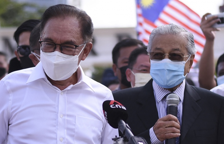 ސަރުކާރު ވައްޓާލަން މަހާތިރާއި އަންވަރު އެއްގަލަކަށް