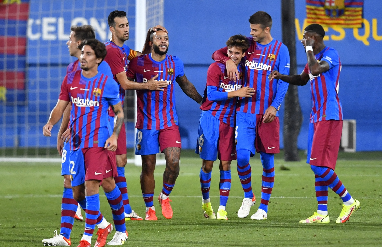 ޔުވެންޓަސް އާ ދެކޮޅަށް ރޭ ބާސާ ކުޅުނު މެޗުގައި ލަނޑު ޖެހުމަށް ފަހު ބާސާގެ ކުޅުންތެރިން އުފާފާޅު ކުރަނީ --- ފޮޓޯ: އޭއެފްޕީ