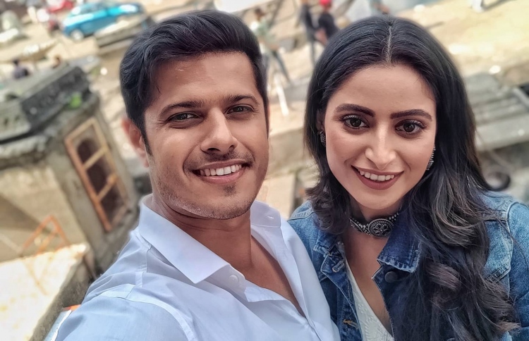 ގުމް ހެ ކިސީކޭ ޕިޔާރު މޭގައި އަސްލު ދެ ލޯބިވެރިން