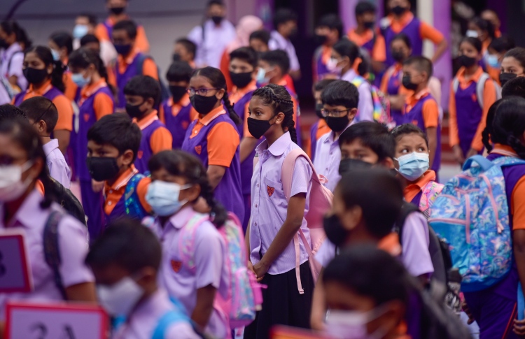 އަލުން ސްކޫލަށް، ތިބީ އުފަލުން ފޮޅިފައި