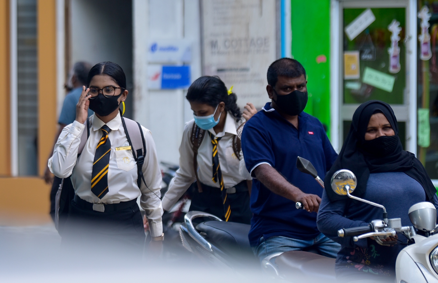 ދިރާސީ އާ އަހަރުގެ ކިޔެވުން މިއަދު ފެށުމާއެކު ތާޖުއްދީން ސްކޫލުގެ ދެ ދަރިވަރަކު ސްކޫލަށް ވަންނަން ދަނީ.-- ފޮޓޯ: އަހްމަދު އަވްޝަން އިލްޔާސް / މިހާރު