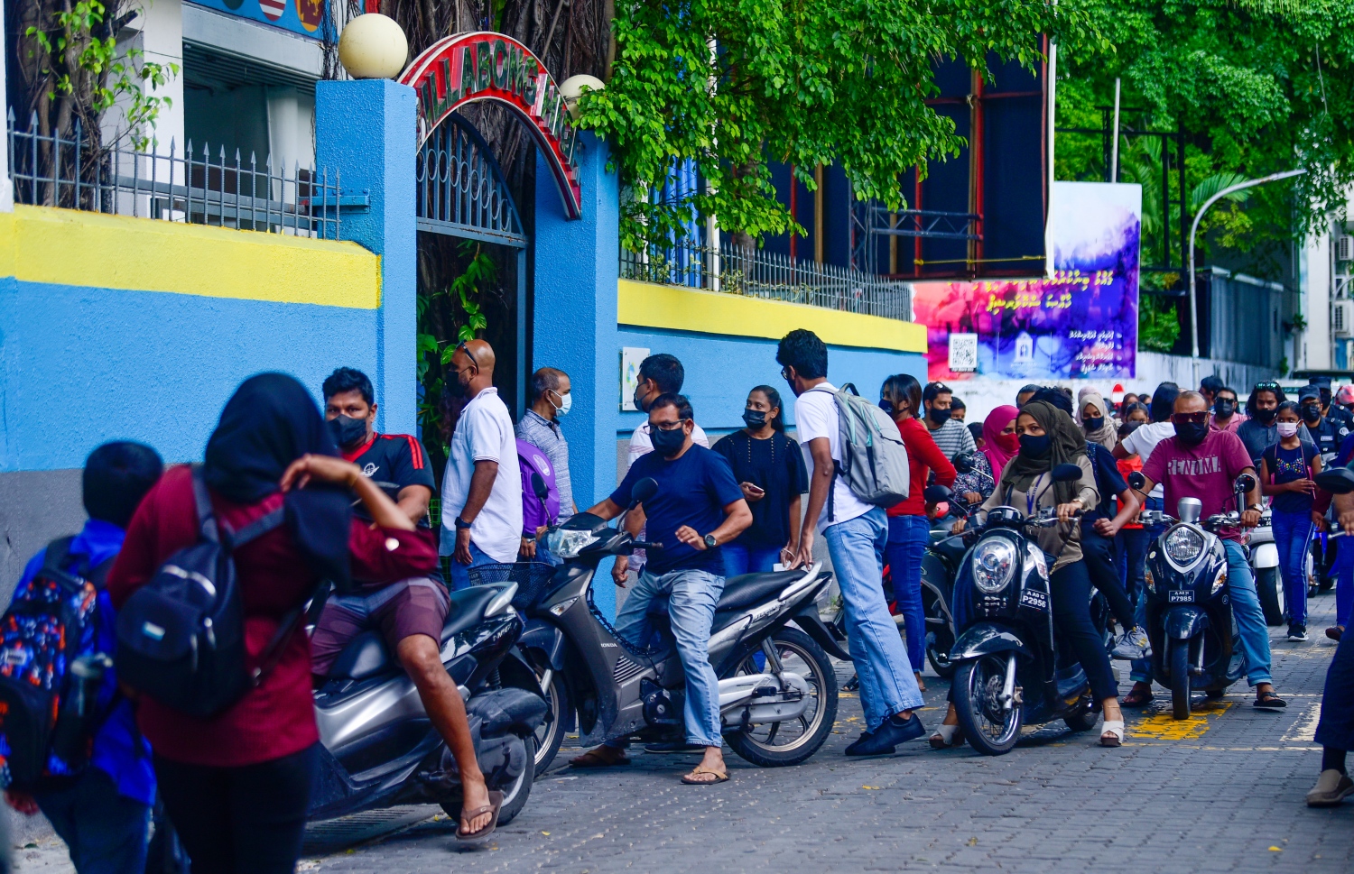 ދިރާސީ އާ އަހަރުގެ ކިޔެވުން މިއަދު ފެށުމާއެކު، ބިލަބޮންގް ސްކޫލުގެ ދަރިވަރުން ގޮވައިގެން ބެލެނިވެރިން ސްކޫލު ކައިރީގައި މަޑުކޮށްލައިގެން-- ފޮޓޯ: އަހްމަދު އަވްޝަން އިލްޔާސް / މިހާރު