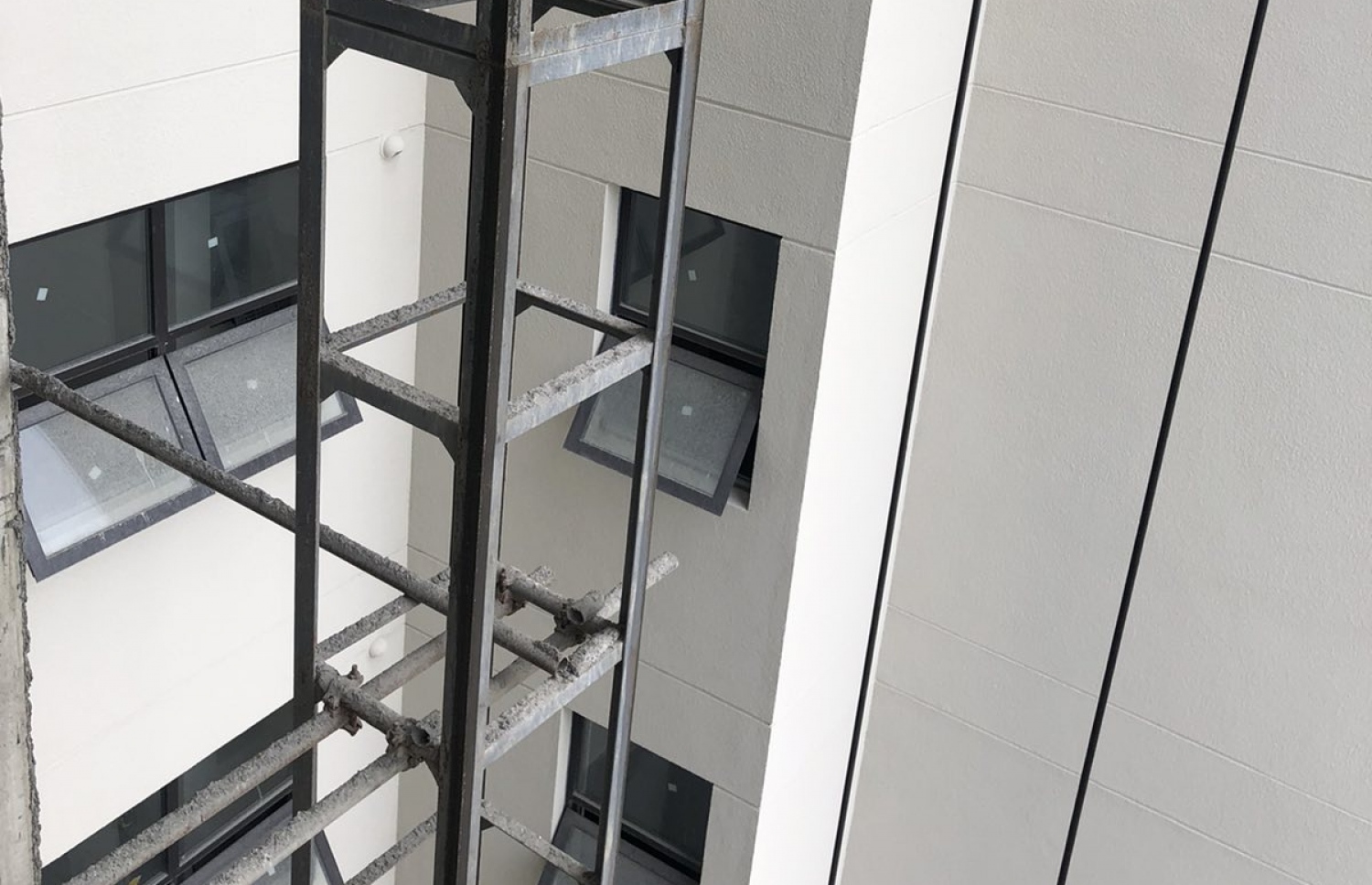 އެޕާޓްމެންޓްގެ ވައިގޮޅި. މިއީ ވެންޓިލޭޝަން ރަނގަޅަށް ވައި ވަންނަ ގޮތަށް ހަދާފައިވާ ފްލެޓެއް--