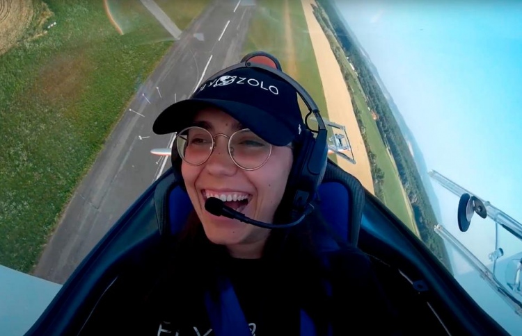 19 އަހަރުގެ ޕައިލެޓެއް އެކަނި ދުނިޔެ ވަށައި ބުރަކަށް