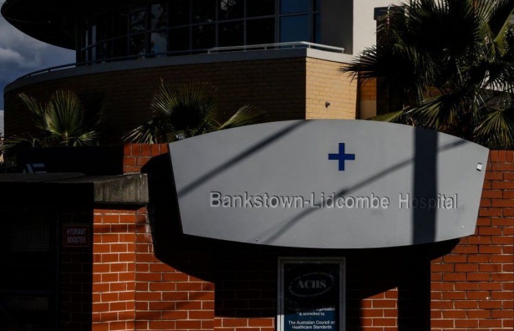 ޑޮކްޓަރަކަށް ހެދިގެން އަށް މަސް ވަންދެން އުޅެފި