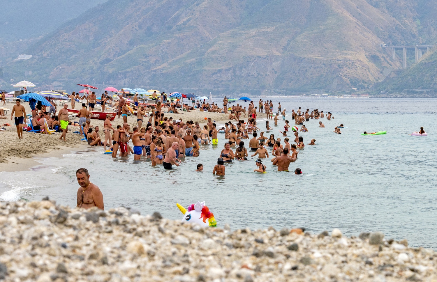 އިޓަލީ ވިލާތަށް ކުރިމަތިވެފައިވާ ހޫނުން ސަލާމަތް ވުމަށް، އޮގަސްޓް 11، 2021 ގައި ބަޔަކު މޫދަށް އެރި ހަށިގަނޑު ފިނިކުރަނީ. --އޭއެފްޕީ