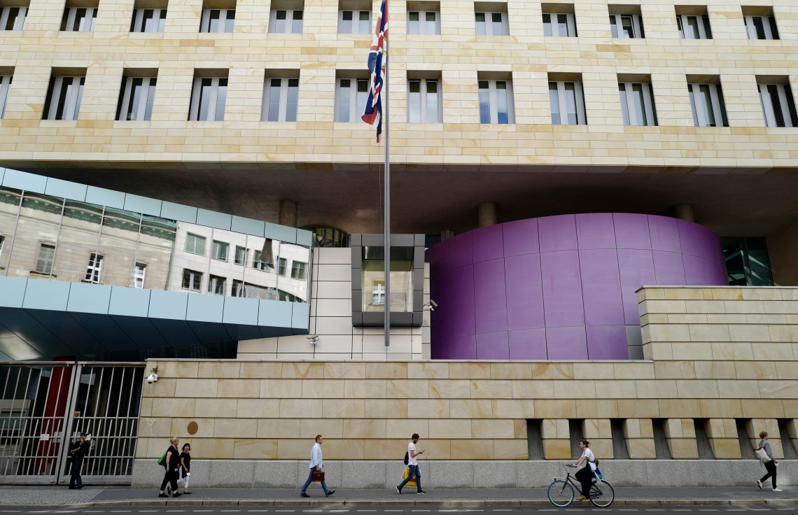 ޖަރުމަން ވިލާތުގެ ބާލިންގައި ހުންނަ އިނގިރޭސި އެމްބަސީގެ ކުރިމަތިން، އޮގަސްޓް 11، 2021 ގައި ބަޔަކު ދަތުރުކުރަނީ. --އޭއެފްޕީ