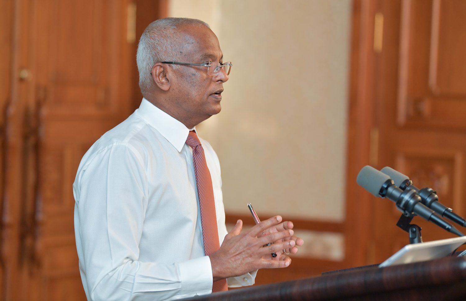 ރައީސް އޮފީހުގައި އިއްޔެ ބޭއްވި މީޑިއާ ބްރީފިންގައި ރައީސް ވާހަަކަދައްކަވަނީ. އެމަނިކުފާނު ވިދާޅުވީ ތިލަފުށި، ގުޅިފަޅު އަދި ވިލިމާލެ މާލެއާ ގުޅުވައިލާ ބްރިޖްގެ ބައިތައް ނިމޭ ވަރަކުން ހުޅުވަމުން ގެންދާނެ ކަމަށް. ފޮޓޯ: ރައީސް އޮފީސް