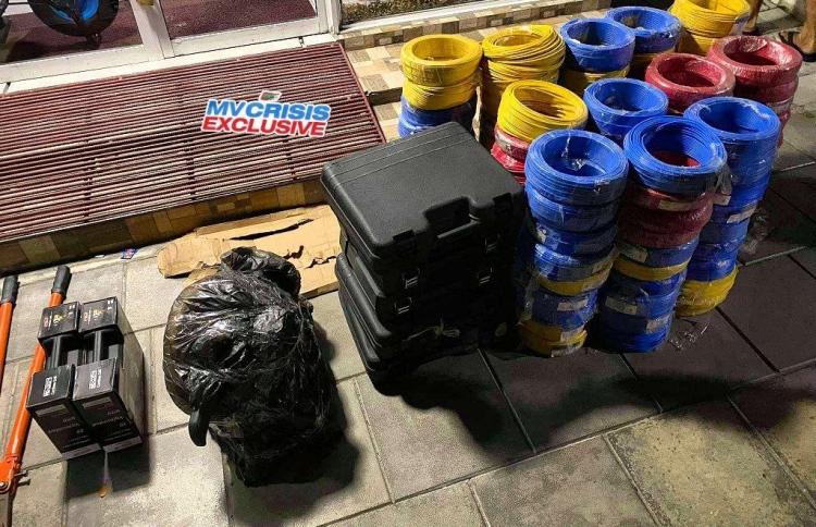 އޮޅުވާލައިގެން މިލިއަނެއްހާ ރުފިޔާގެ މުދާ ނަގައިފި