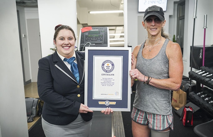 މަސްނޫއީ ފަޔަކާ އެކު ޓްރެޑްމިލްގައި ދުވެގެން ރެކޯޑެއް