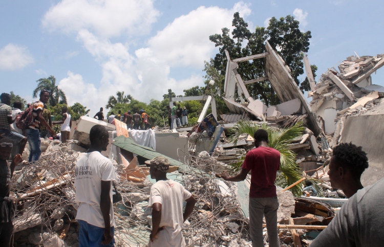 ބާރުގަދަ ބިންހެލުމެއްގައި ހައިޓީން 300 މީހުން މަރުވެއްޖެ