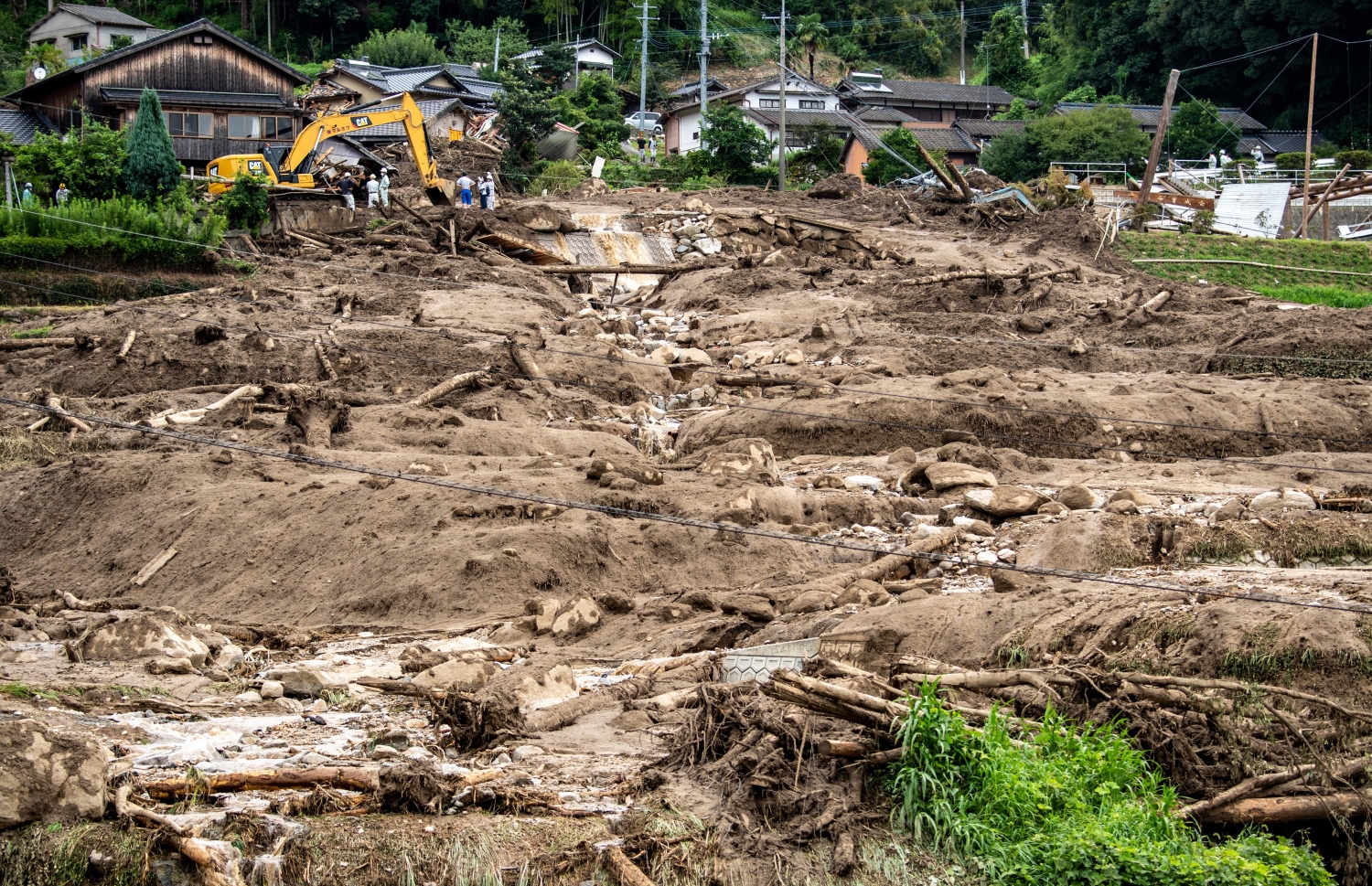 ޖަޕާނަށް މިހާރު ކުރަމުން ދާ ވިއްސާރައިގައި، އޮގަސްޓް 15، 2021 ގައި ސާގާ ޕްރޮވިންސްގެ ކަންޒާކީ ސަހަރުގައި ބިންގަނޑު ކަނޑައިގެން ގޮސް ވެލިގަނޑު ފައިބައިފައިވާ ސަރަހައްދެއް ސާފުކުރުމުގެ މަސައްކަތް ކުރަނީ. --އޭއެފްޕީ