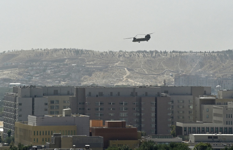 ހުޅަނގުގެ ޑިޕްލޮމޭޓުން އަފްގާނުން ބޭރުކުރަނީ