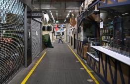 A man walks through a near-deserted market in Melbourne on August 13, 2021 as the city endures its sixth lockdown -- Photo: William West/ AFP