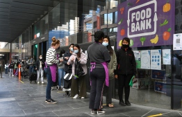 International students queue outside a foodbank in Melbourne on August 13, 2021 as the city's sixth lockdown has forced many international students who rely on casual work for income to turn to charities for help -- Photo: William West/ AFP