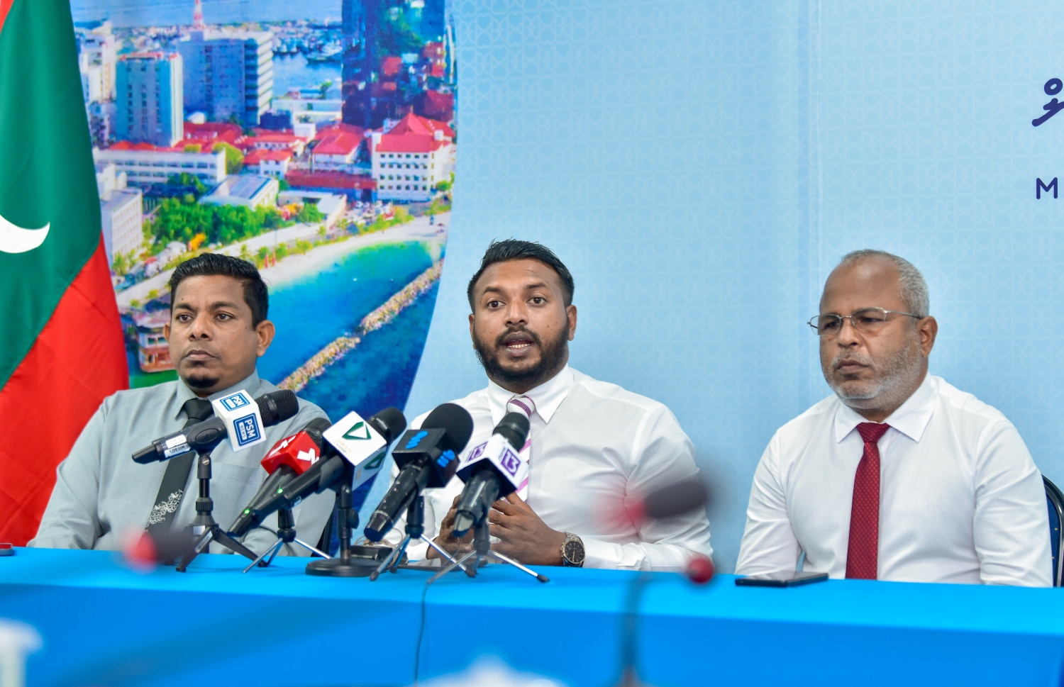 މާލޭ ސިޓީ ކައުންސިލުން މިއަދު ބޭއްވި މީޑިއާ ބްރީފިންގައި ޑެޕިއުޓީ މޭޔަރު ނަރީޝް (މ) ނޫސްވެރިންގެ ސުވާލުތަކަށް ޖަވާބު ދެއްވަނީ.---ފޮޓޯ: އަހުމަދު އަވްޝަން/މިހާރު