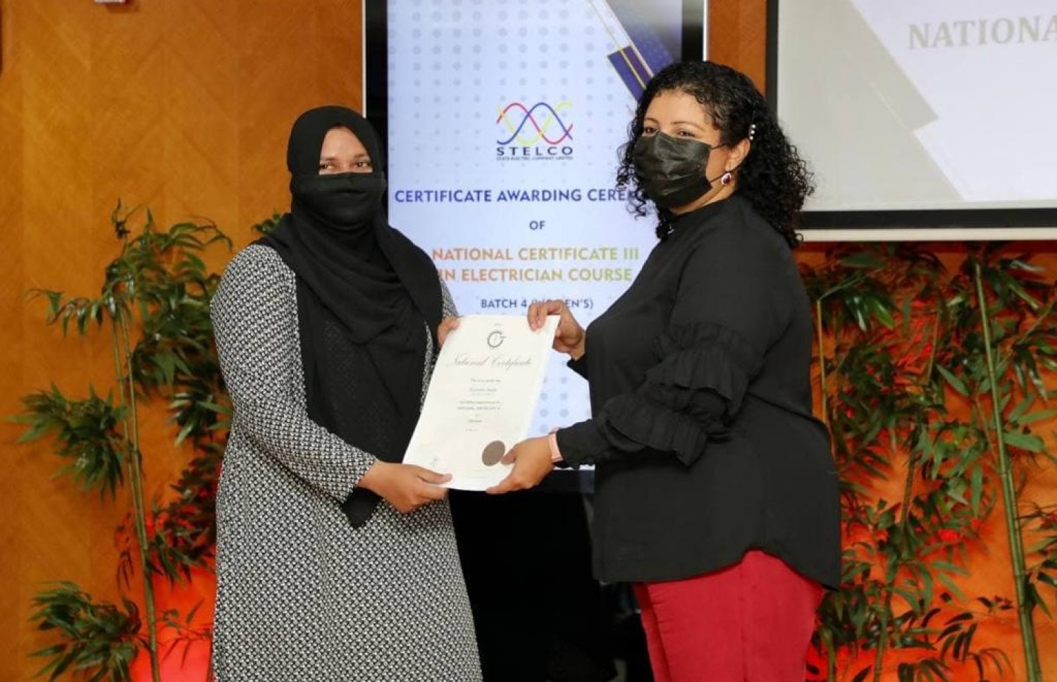 ކަރަންޓު ކޯސް ނިންމި ދަރިވަރަކަށް، ހިންނަވަރު ދާއިރާގެ މެމްބަރު ޖީހާން (ކ) މިއަދު ސެޓްފިކެޓް ދެއްވަނީ.---ފޮޓޯ: ސްޓެލްކޯ