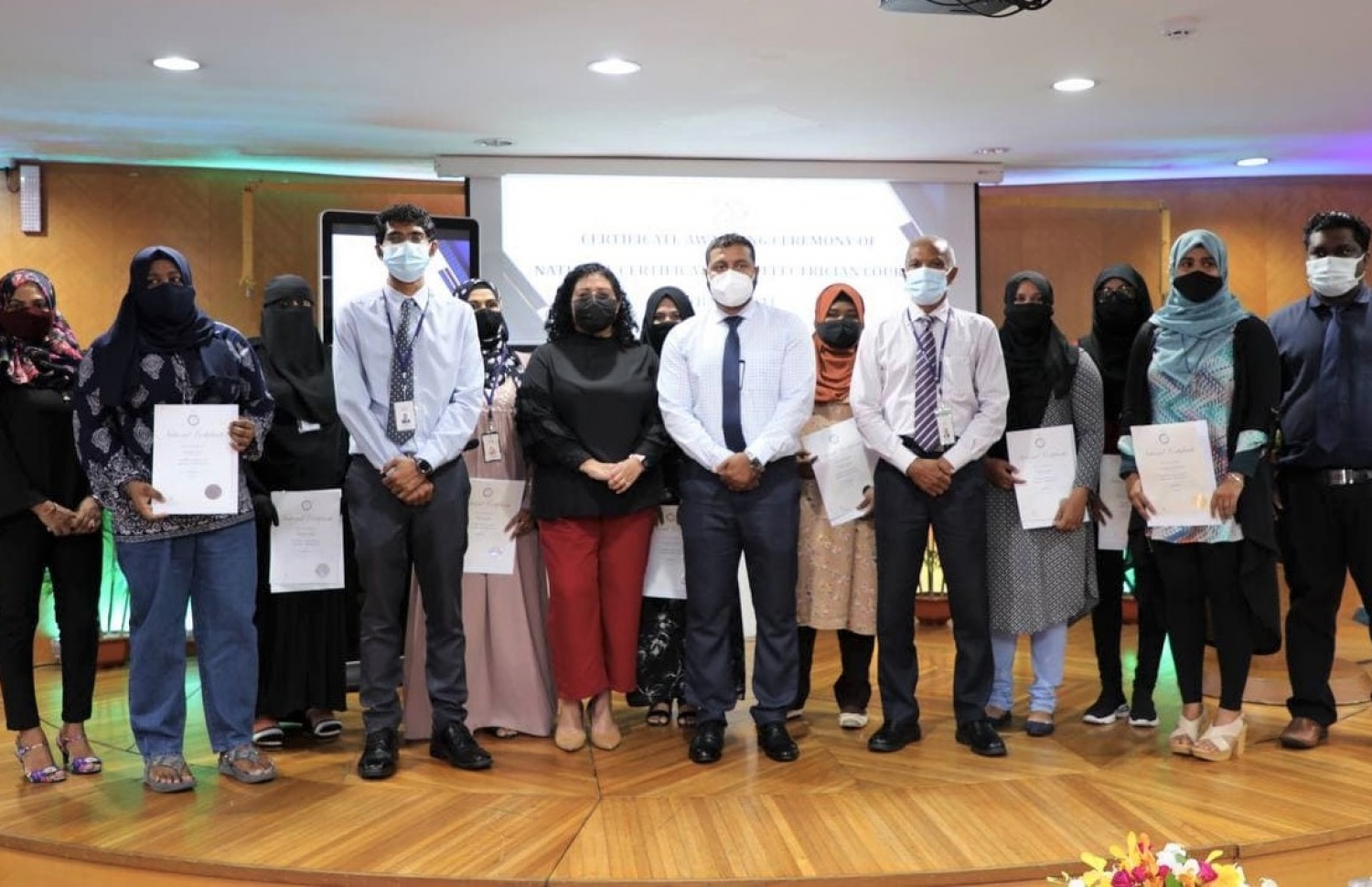 ކޯހުގެ ބައިވެރިންނާއެކު، ސްޓެލްކޯގެ އެމްޑީ މުޣުނީ އާއި ހިންނަވަރު ދާއިރާގެ މެމްބަރު ޖީހާން އަދި އެ ކުންފުނީގެ ބައެއް ވެރިން ގުރޫޕް ފޮޓޯއަކަށް ހުއްޓި ވަޑައިގެން.---ފޮޓޯ: ސްޓެލްކޯ