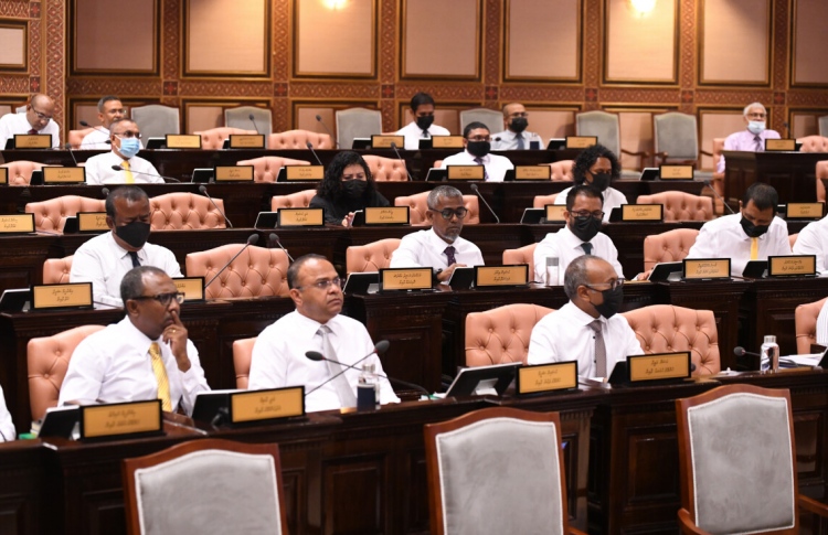 ބައިބައިވުންތަކުގެ ތެރޭގައި މަޖިލިސް މަޑުޖެހުމުގެ ބިރު!