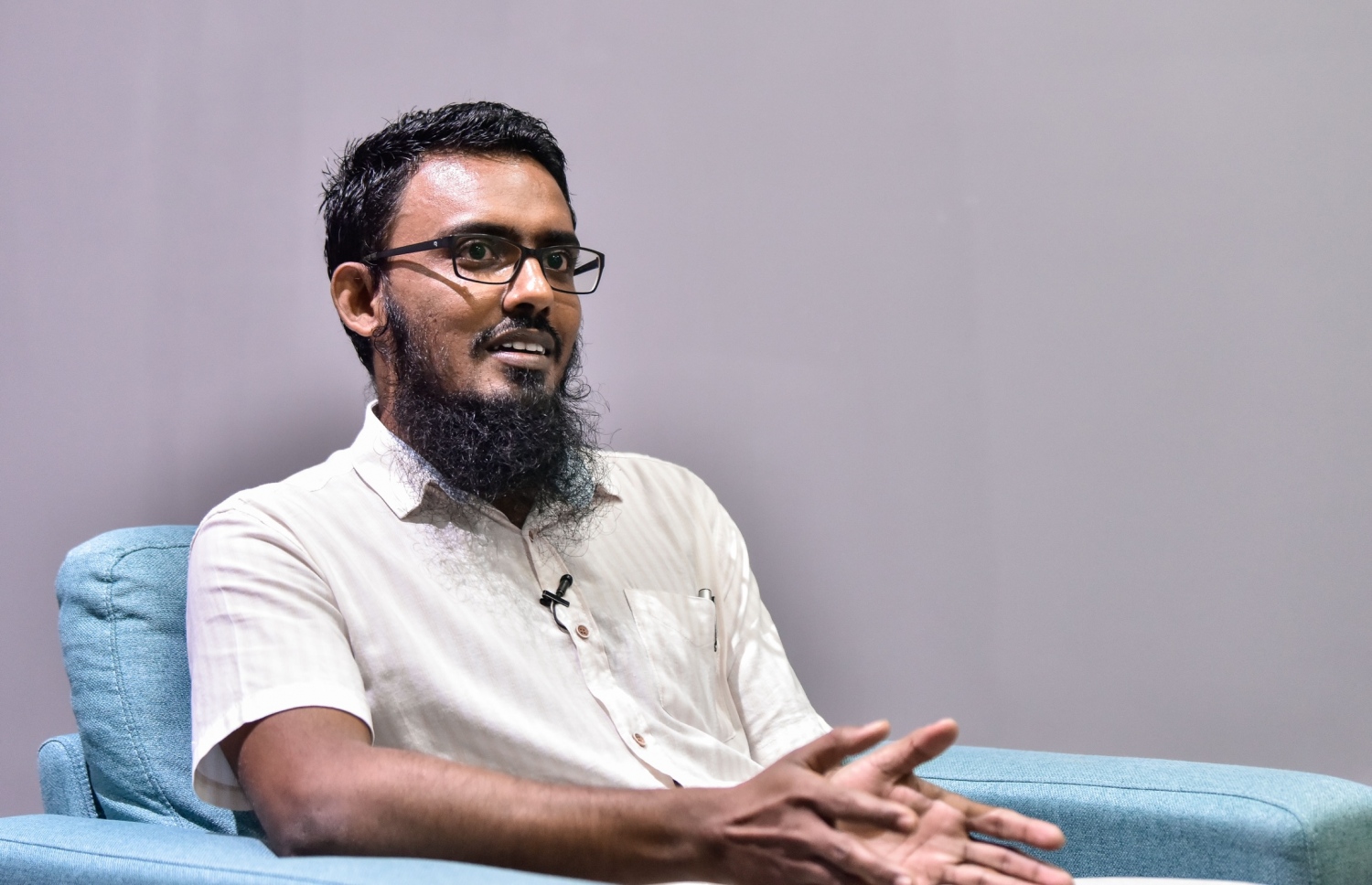 އައިޖީއެމްއެޗުގެ ކިޑްނީ ޑިޕާޓްމަންޓުގައި މަސައްކަތްކުރައްވާ އެތެރެހަށީގެ ޑޮކްޓަރު، ޑރ. އަހުމަދު އަބްދުﷲ "މެދުސަފުހާ" އަށް އިންޓަވިއު ދެއްވަނީ.-- ފޮޓޯ: ނިޝާން އަލީ/ މިހާރު