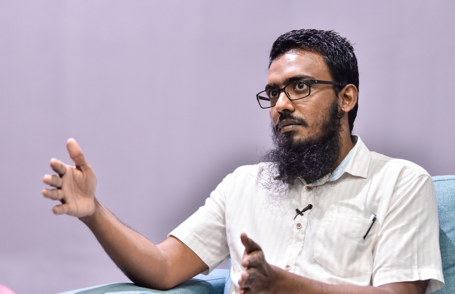 އައިޖީއެމްއެޗްގެ ނެޕްރޮލޮޖީ ޑިޕާޓްމަންޓުގައި މަސައްކަތްކުރައްވާ އެތެރެހަށީގެ ޑޮކްޓަރު، ޑރ. އަހުމަދު "މެެދުސަފުހާ" އަށް އިންޓަވިއު ދެއްވަނީ -- ފޮޓޯ: ނިޝާން އަލީ/ މިހާރު