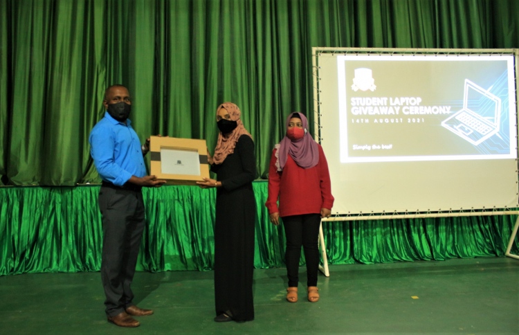 މަންދު ކޮލެޖުގެ ދަރިވަރުންނަށް ލެޕްޓޮޕް ހަދިޔާކޮށްފި