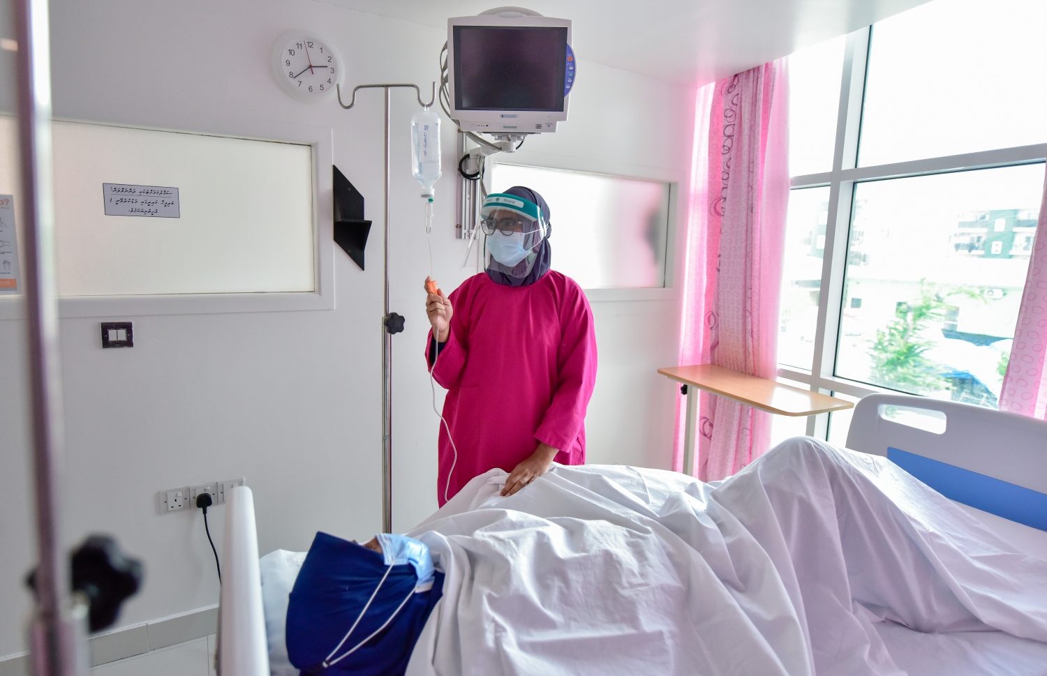 ހުޅުމާލޭގެ ކެންސަރު ސެންޓަރުގައި، ބަލި މީހަކަށް ނަރުހަކު ފަރުވާ ދެނީ.-- ފޮޓޯ: އަހުމަދު އަވްޝަން/ މިހާރު