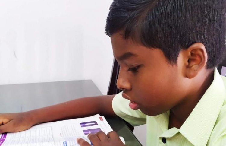 12 އަހަރުގެ ރަޔާން އޭ ލެވެލަށް ކިޔަވަން ފަށައިފި