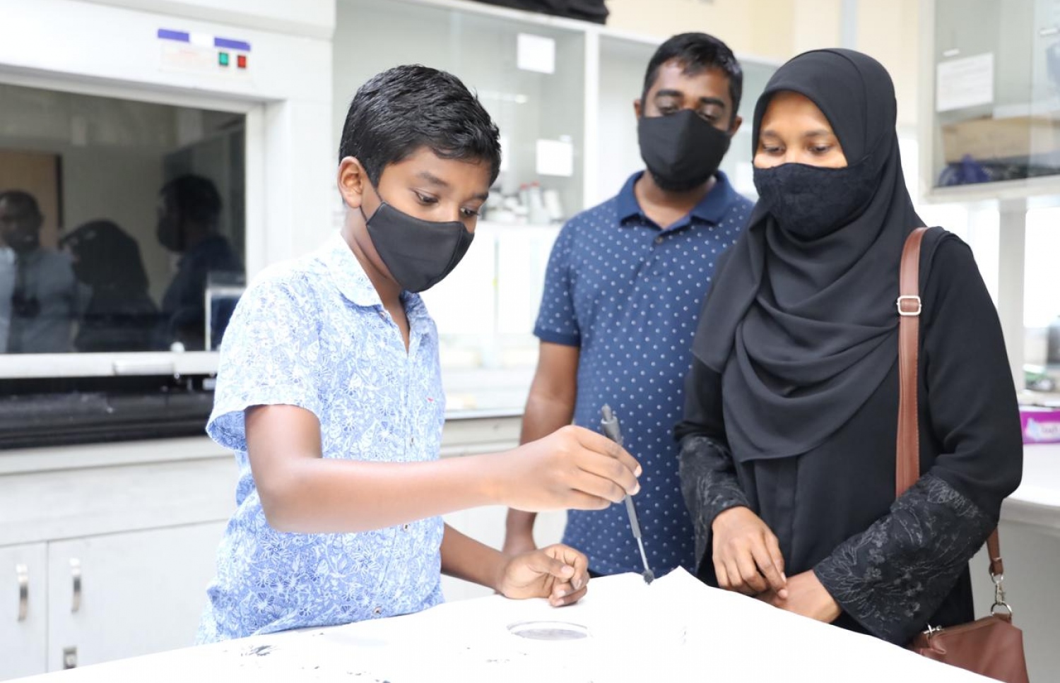 ފުލުހުން ދިން ދައުވަތަކަށް ރަޔާން ފުލުހުންގެ ފޮރެންސިކް ލެބުގައި.-- ފޮޓޯ: ޕޮލިސް މީޑިއާ