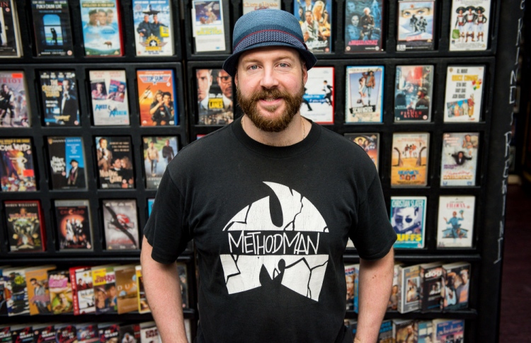 މި މީހާގެ ކަމަކީ ވީއެޗްއެސް ޓޭޕް އެއްކުރުން