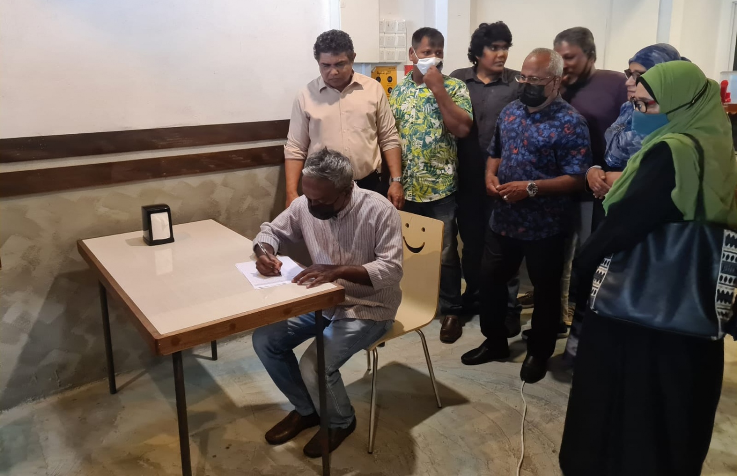 ބަރުލަމާނީ ނިޒާމު ގެންނަން ރައީސަށް ގޮވާލައި ސޮއި ކުރަމުންދާ ޕެޓިޝަނުގައި މެމްބަރު މުއިއްޒު މިދިޔަ ހޮނިހިރު ދުވަހު ސޮއި ކުރައްވަނީ -- ފޮޓޯ: މިހާރު