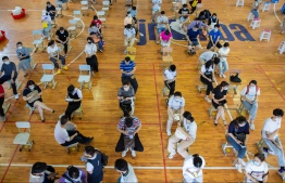 This photo taken on August 21, 2021 shows high school students queueing to receive the Sinovac Covid-19 vaccine in Nanjing in China's eastern Jiangsu province -- Photo: STR / AFP