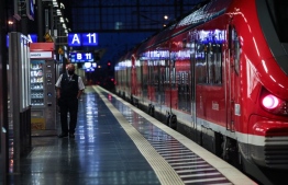 A controller is seen walking along a train at the main railway station in Frankfurt am Main, western Germany, on August 23, 2021 during a strike called by the German train drivers union (GDL)  -- Photo: Armando Babani/ AFP