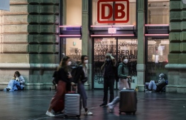 Passengers are seen inside the main hall at the main railway station in Frankfurt am Main, western Germany, on August 23, 2021 during a strike called by the German train drivers union (GDL)  -- Photo: Armando Babani/ AFP