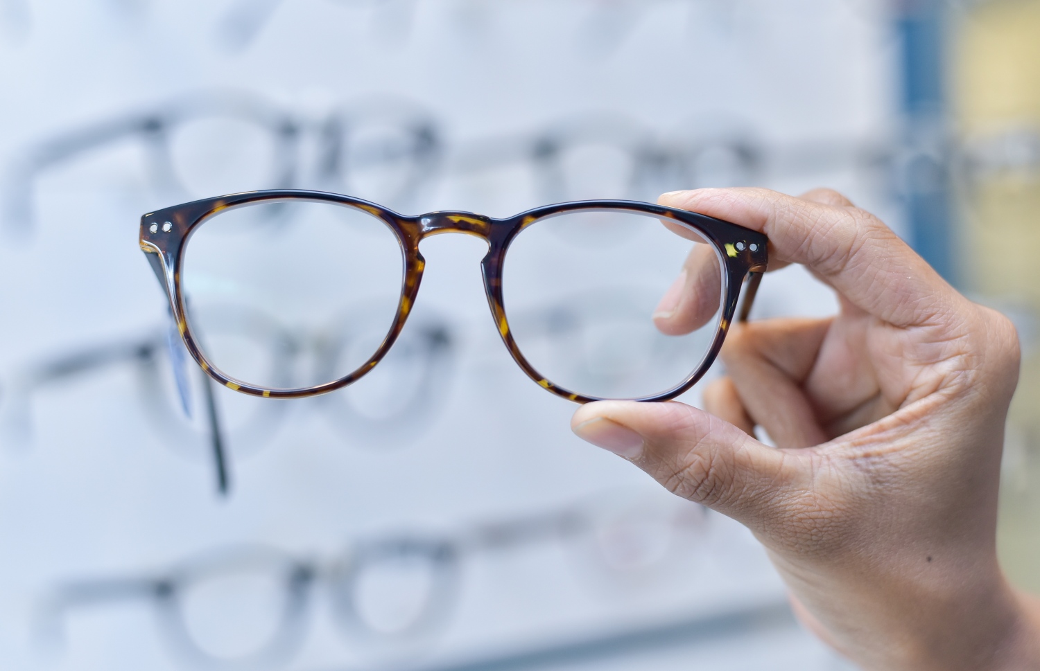 ބްލޫލައިޓް ލެންސް އައިނު: މިއީ ދެ ޖިންސުގެ މީހުންނާ ވެސް ގުޅޭ އައިނެއް-- ފޮޓޯ: އަހުމަދު އަވްޝަން/މިހާރު