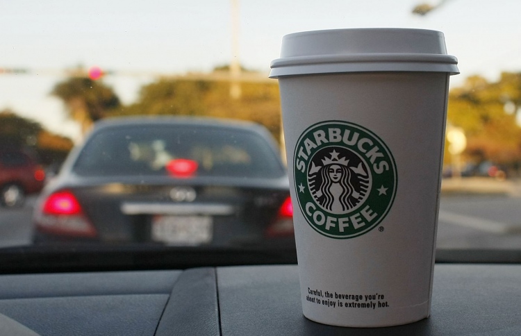 ގަޔަށް ކޮފީ އެޅި ފިހުމުން ސްޓާބަކްސް އަށް ދައުވާކޮށްފި