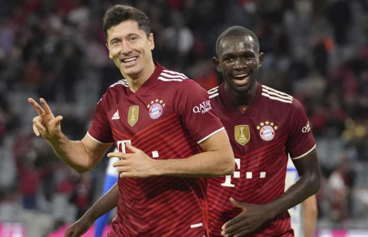 ހެޓްރިކާއެކު ލެވަންޑޯސްކީ އަށް 300 ގޯލް