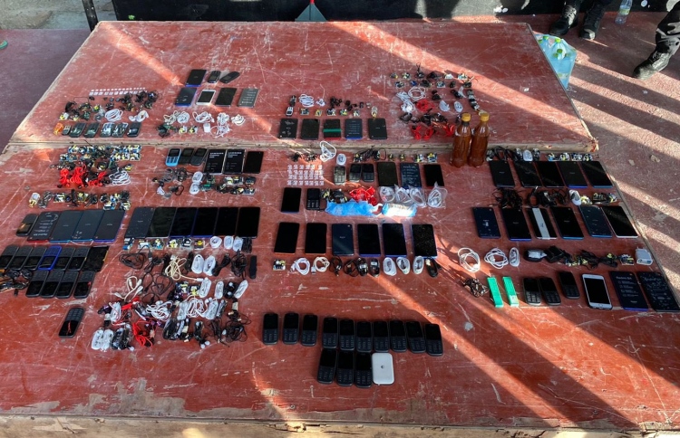 ޖަލަށް ވައްދަން އުޅުނު ގިނަ އަދަދެއްގެ ފޯނު ހޯދައިފި