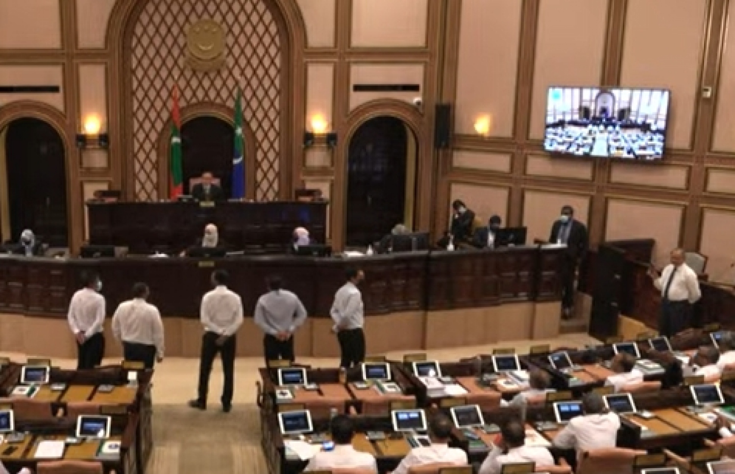 މަޖިލީހުގެ މިއަދުގެ ޖަލްސާގައި އިދިކޮޅު މެމްބަރުން އިދާރީ މޭޒުގެ ކުރިމައްޗަށް އެއްވެ އަޑުގަދަ ކުރައްވަނީ.