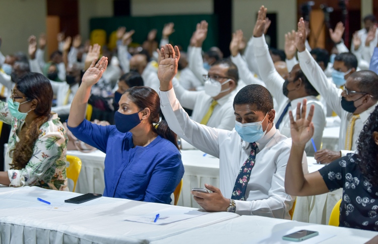 އެމްޑީޕީގެ އިސްތިއުނާފު މަޖިލިސް، ރައީސްގެ ފެކްޝަނަށް