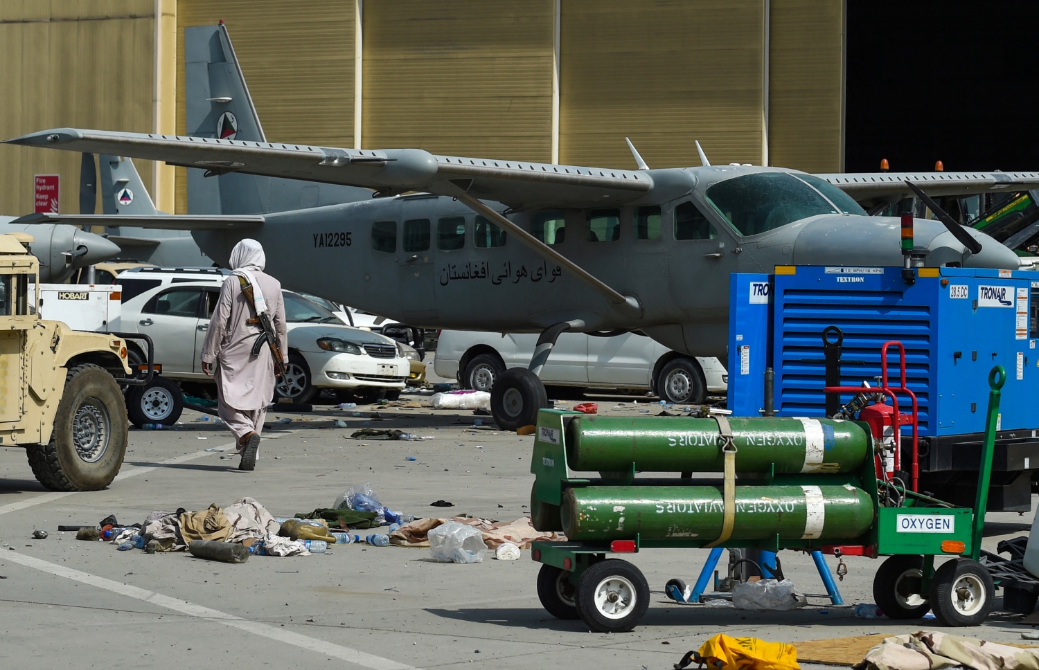 ތާލިބާންގެ ހަނގުރާމަވެރިއަކު، ކާބުލްގެ ވައިގެ ބަނދަރަށް ލިބިފައި ހުރި ގެއްލުންތައް ނޫސްވެރިންނަށް ދައްކާލަނީ. --އޭއެފްޕީ