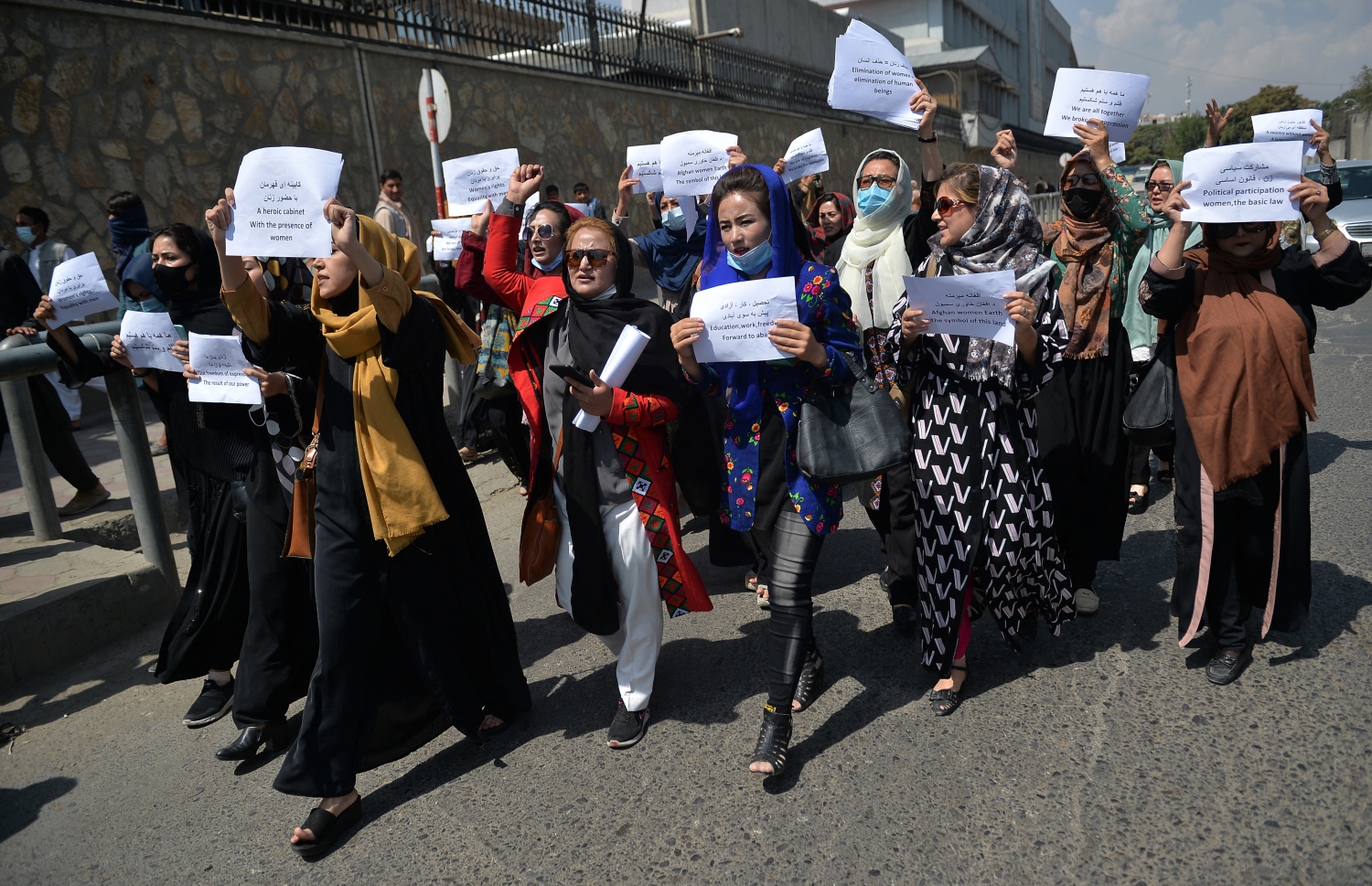 ތާލިބާނުން އަފްގާނު ހިފުމާ ގުޅިގެން، އަންހެނުންގެ ހައްގުތައް ރައްކާތެރިކޮށްދިނުމަށް ގޮވާލައި ވެރިރަށް ކާބުލްގައި އަންހެނުންތަކެއް މުޒާހަރާ ކުރަނީ. --އޭއެފްޕީ