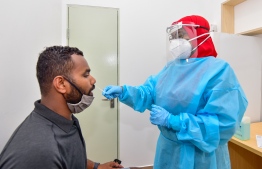 ކްރިސްޓަލް މެޑިކަލްސް ކްލިނިކުން މީހެއްގެ ސާމްޕަލް ނަގަނީ --- ފޮޓޯ: ނިޝާން އަލީ/މިހާރު