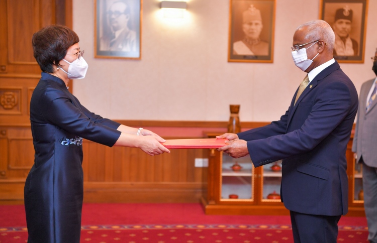 ޗައިނާގެ އާ ސަފީރު މަގާމުގެ ފަތްކޮޅު ރައީސަށް އަރުވައިފި