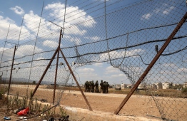 Israeli soldiers gather on the other side of a security fence in the West Bank town of Jenin, on September 6, 2021, following the break out of six Palestinians from an Israeli prison. - Six Palestinians broke out of an Israeli prison through a tunnel dug beneath a sink, triggering a massive manhunt for the group that includes a prominent ex-militant. The group includes Zakaria Zubeidi, a prominent former militant leader from the flashpoint city of Jenin in the occupied West Bank, the IPS confirmed in a statement -- Photo: Jaafar Ashtiyeh/ AFP