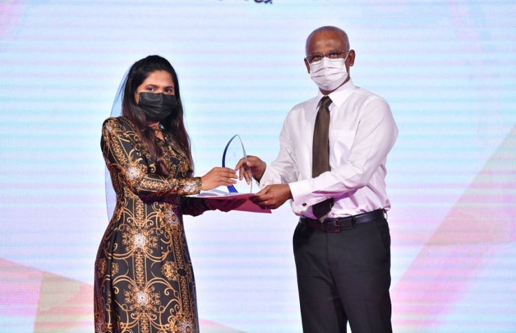 ރެހެންދި އެވޯޑް 15 ފަރާތަކަށް